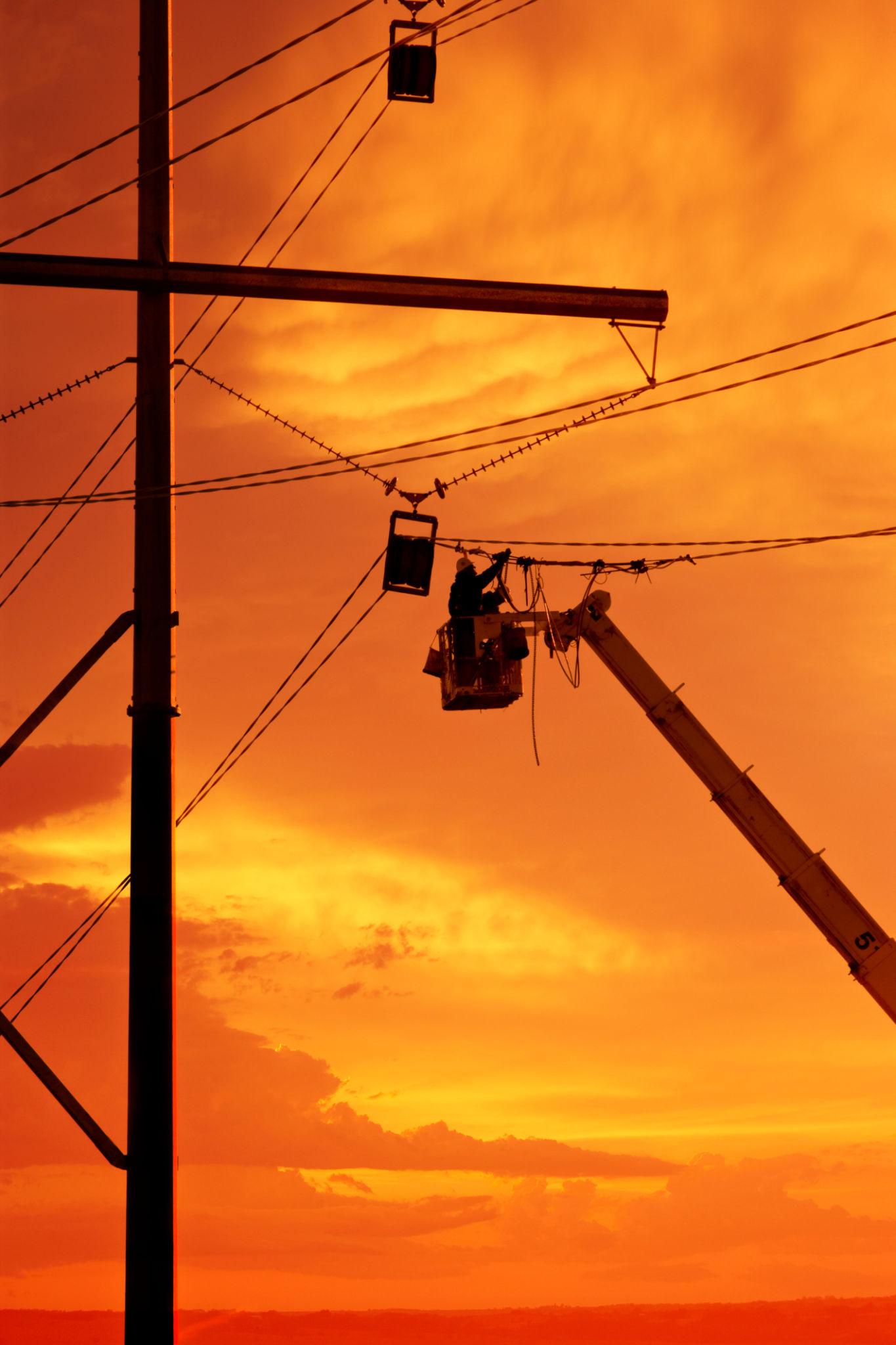 Journeyman lineman working